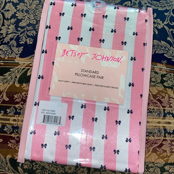 Betsey Johnson pillowcase set,NWT,polyester pillowcases,pillowcase set - Picture 8 of 8